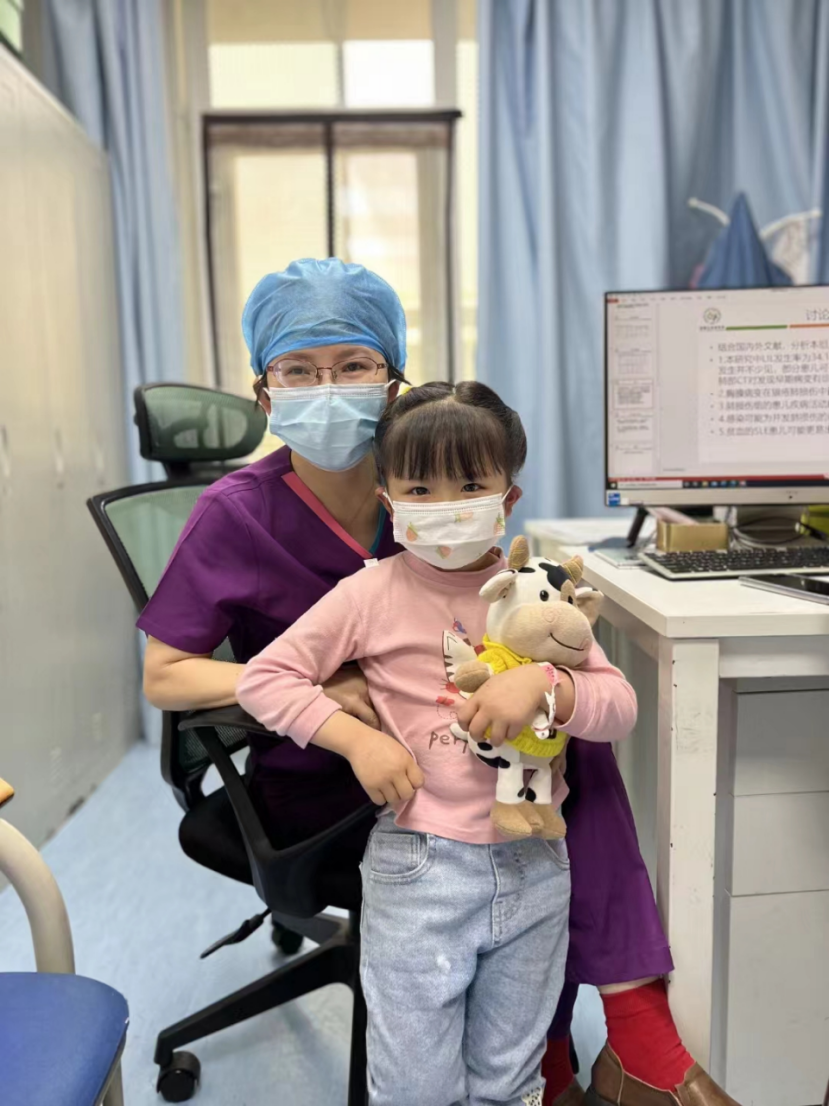 即将出院的小月月专门来和医护人员告别.png 即将出院的小月月专门来和医护人员告别.png