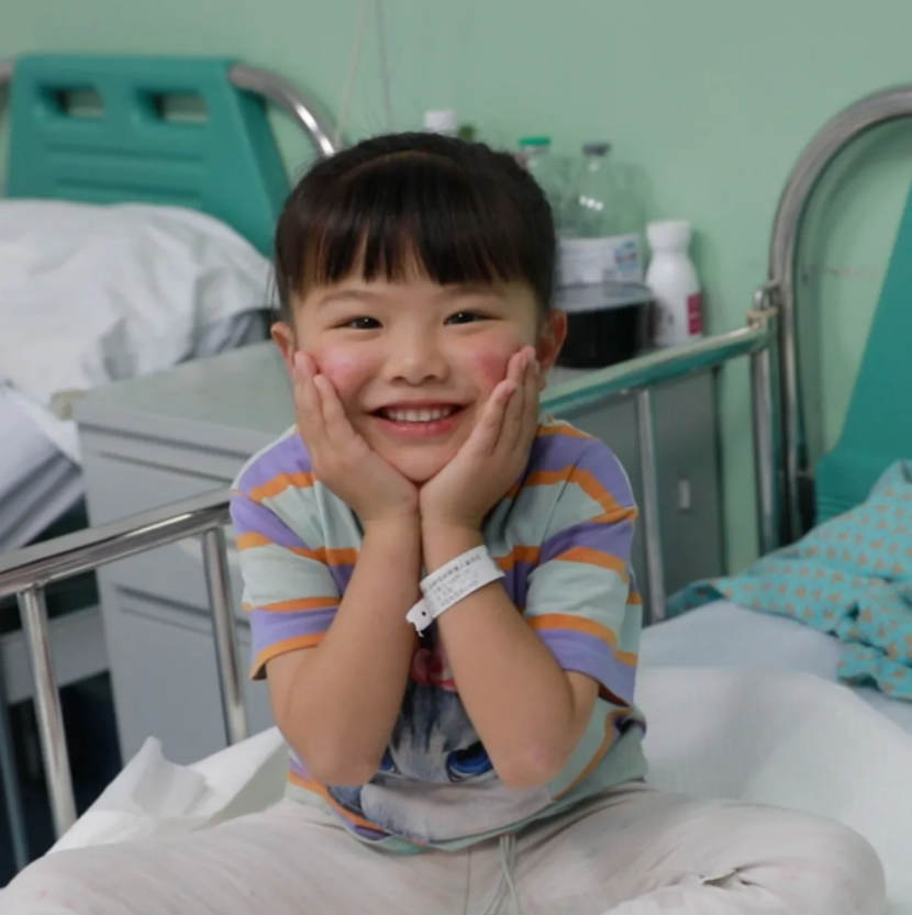 乐观开朗的小月月用笑容温暖了整个病房.png 乐观开朗的小月月用笑容温暖了整个病房.png